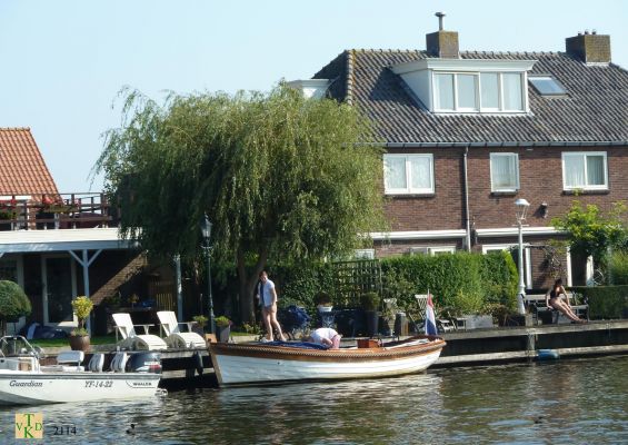2114 Met de boot aan het Jaagpad. 
