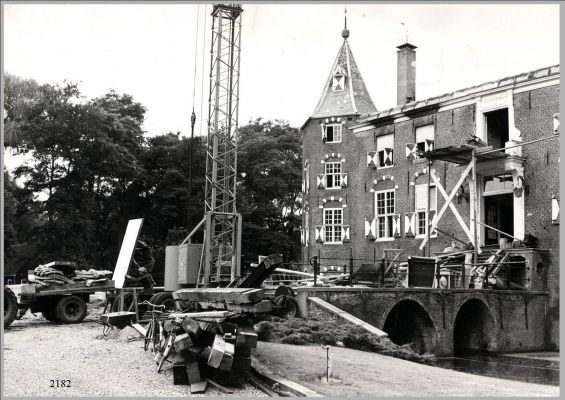 2182 
 Opruimen na de brand bij het kasteel
