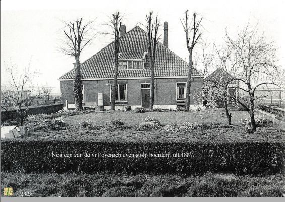 2325 Oude stolpboerderij.
