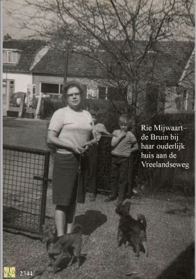 2344 Bij haar ouderlijke woning.
