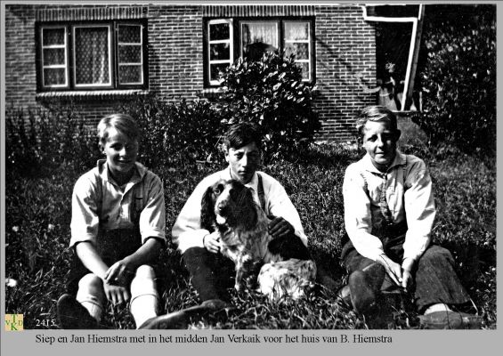 2415 
 Voor het huis van B Hiemstra
