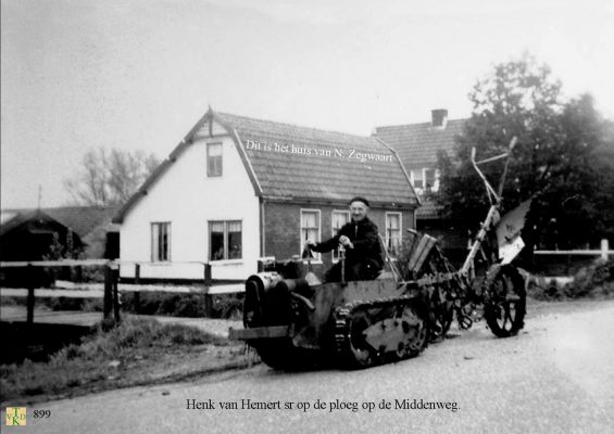 0899  Op de ploeg.
