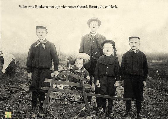 In de wandelwagen
Vader Arie Roukens met vier zonen Gerard, Bertus, Jo , en Henk.
Trefwoorden: Wandelwagen