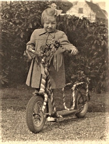 3067
Versierde fiets.
