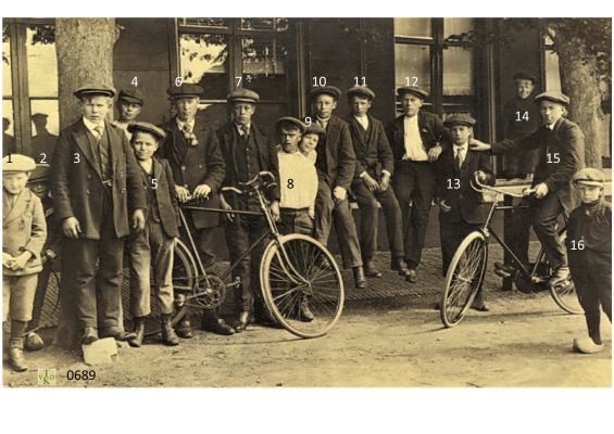 0689__Voor_het_café  G.v.d. Poel
