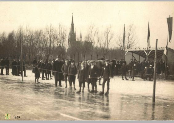 1929_Schaatsen op de oude ijsbaan.
