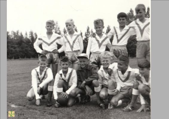 2505 
 Voetbalteam met jeugd Nederhorst
