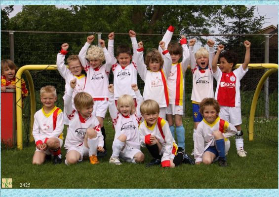 2425
 Beginnende voetballers.
