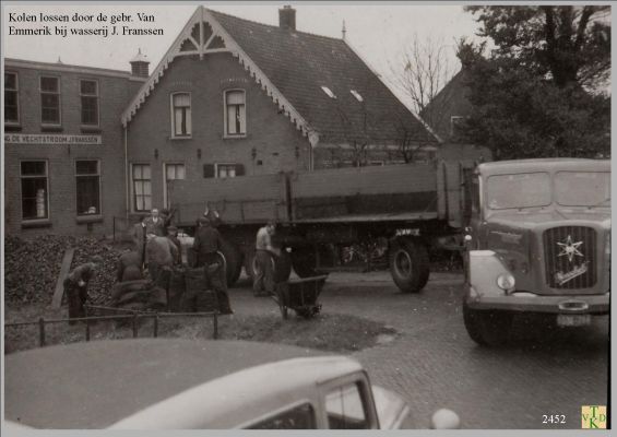 2452 
 Kolen lossen bij wasserij Franssen
