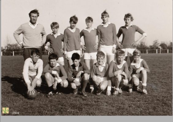 2504 
 Voetbalteam met Aalt v Huisstede

