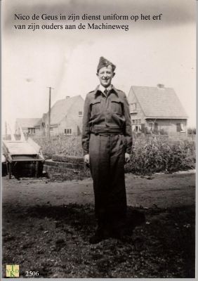 2506
In dienstuniform paraat.
