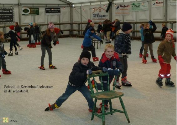 2395 
 Schaatsen in de overdektehal 
