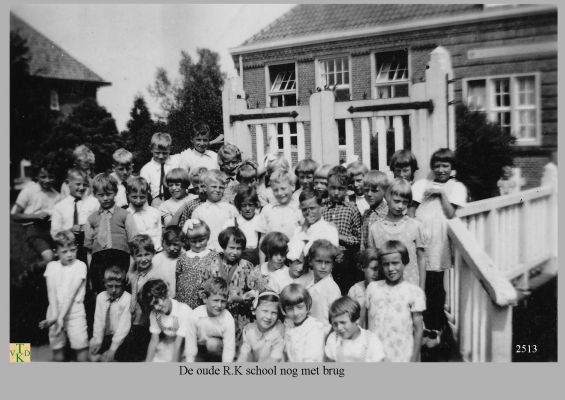 2513 
 Oude R K school
