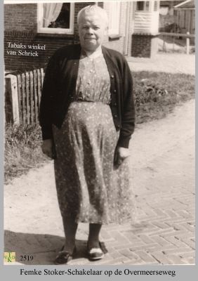 2519 
 Bij de tabakswinkel van J.Schriek
