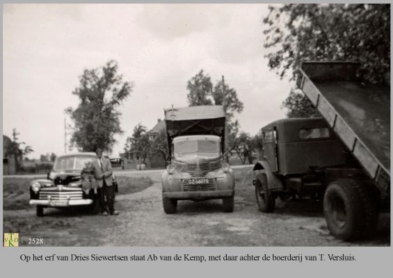 2528 Bij Dries Sieuwertsen op het erf 
