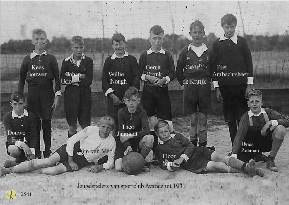 2541
   Jeugdspelers Avance. 
