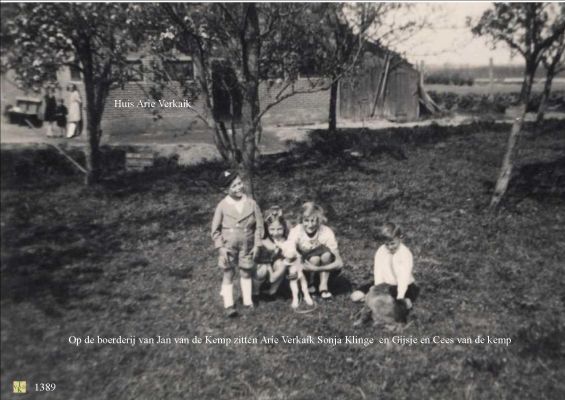 1389  Op de boerderij van J. v/d Kemp.
Achter hun is het tuidersbedrijf Verkaik.
