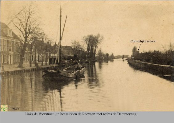 2677 Boot gaat aanmeren aan de VOORSTRAAT 
 Boot gaat aanmeren aan de VOORSTRAAT 
