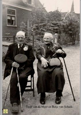 2742 Samen zittend op straat.
 Samen zittend op straat.
