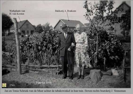  2743
  Achter de tabakswinkel in hun huis. Boven rechts boerderij J.Venneman 
