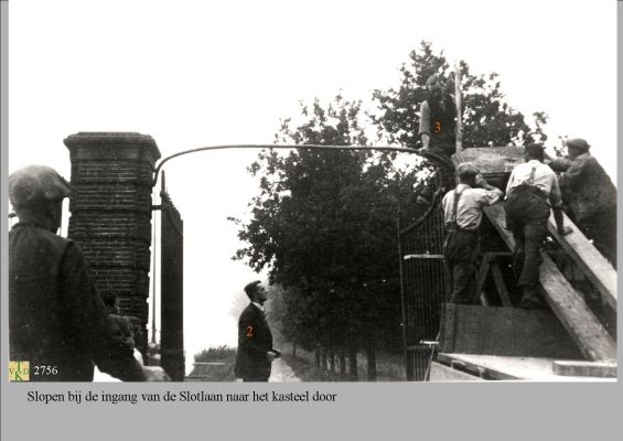  2756
 Slopen bij ingang van de Slotlaan naar het kasteel.   
