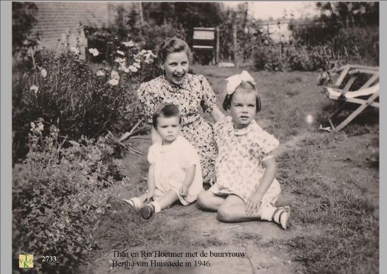2733
a Thea en Ria Hoetmer met buurvrouw Bertha van Leeuwen in 1946 
