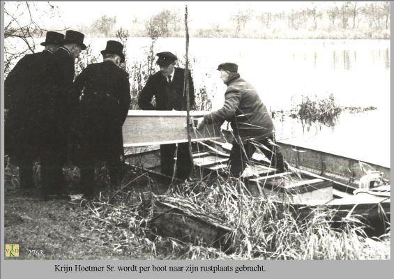 2763  Per boot naar zijn rustplaats gebracht.    
Per boot naar zijn rustplaats gebracht.
