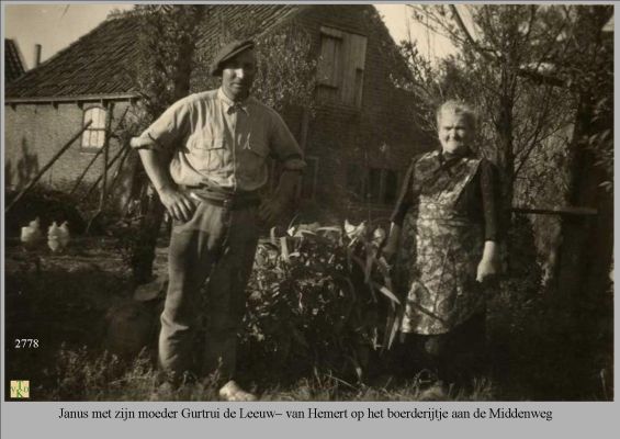 2778 
  Achter hun Woning.
