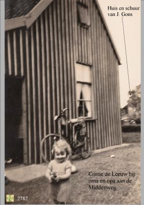 2782
2782 Corrie de Leeuw bij oma en opa aan de Middenweg. 
