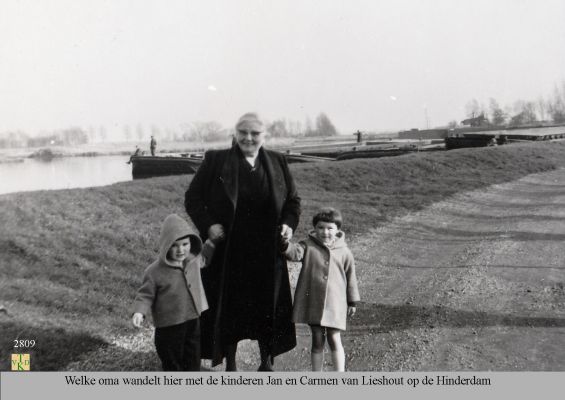 2809 
 Wandelen met de kinderen.
