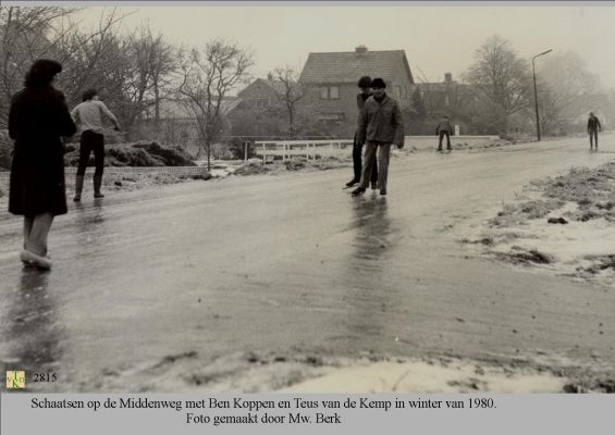 2815
2815_Schaatsen_in_1980 op de Middenweg
