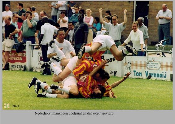 2821
Nederhorst maakt een doelpunt.
