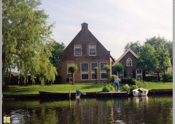 2854
2854 Cor van de Kamp achter zijn huis.
