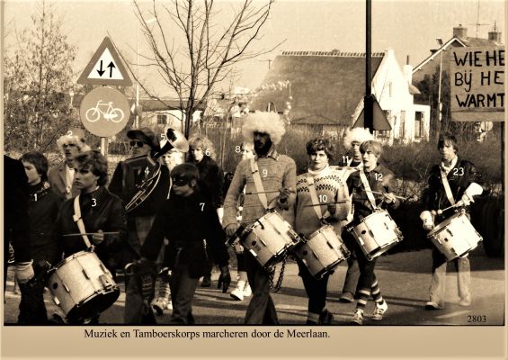 2803
Drumband mancheert door de Meerlaan 

