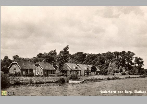 2913
De eerste drie huisje hoorde bij het kasteel voor het personeel

