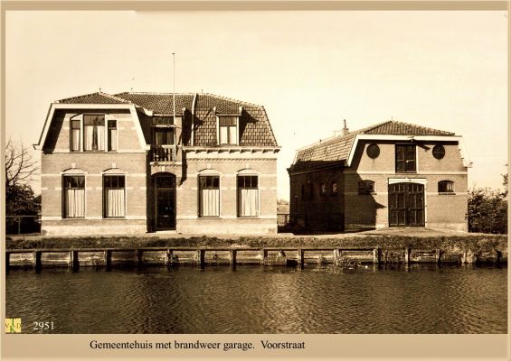 2951
Gemeentehuis_met_brandweer.
