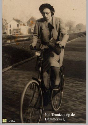 2967 Op de Fiets uit de kerk.
