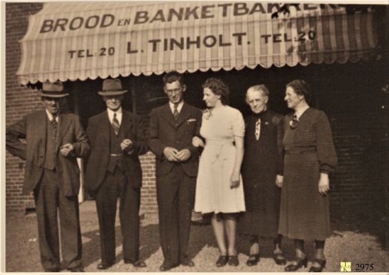 2975
_Bij_bakker_Tinholt.
