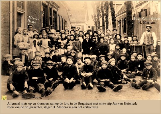 2976
In_de_Brugstraat.
