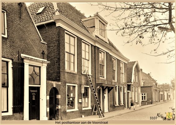 3107
 Door het poortje naar het postkantoor.
