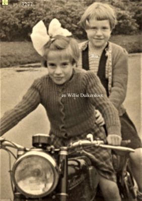 3277
Stoere meiden op de moterfiets. 
