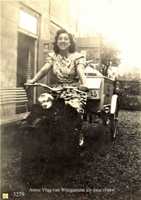 3279_
Vrouw_van_Cees_Vlug als ijsco vrouw.
