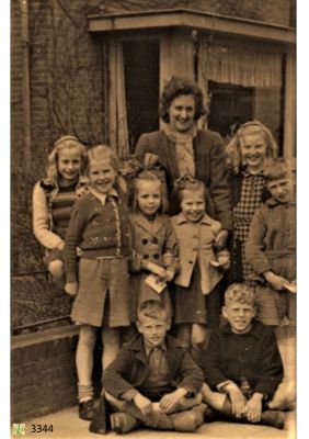 3344_
Juf_van_Emmerik met_acht_kinderen.
