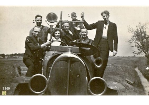 3369
Met_de_auto_in_het_weiland
