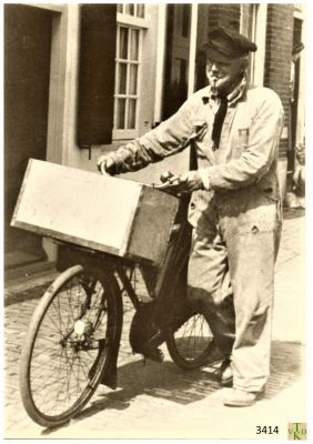 3414__Postbode_in_zijn_vrije_tijd.

