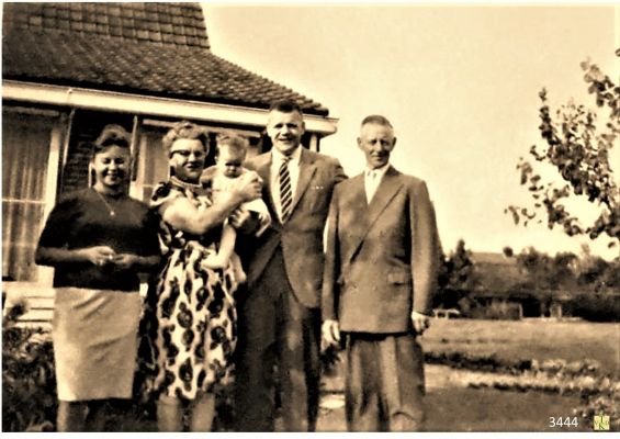 3444
Achter_de_woning_van_S_de_Boer.
