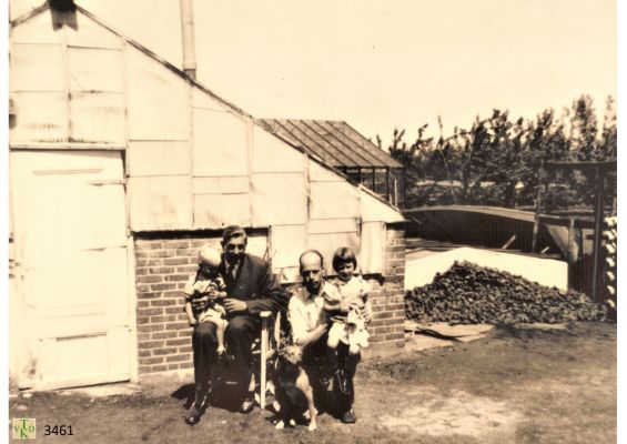 3455
Bij de kas van J.v.d. Berg. 
