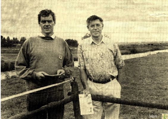 3469 
Dirk en Klaas vieren ondanks de sombere toekomst met vreugde het 110 jarigen bestaan van Horstermeer.
