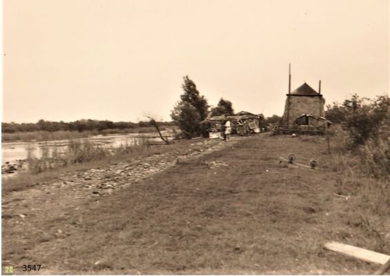 3547
Boerderijtje_A_v_d_kemp tegen de Ankeveense plassen.
