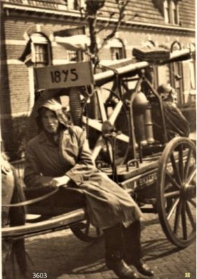 3603
Op_de_brandweer_paardenwagen.
